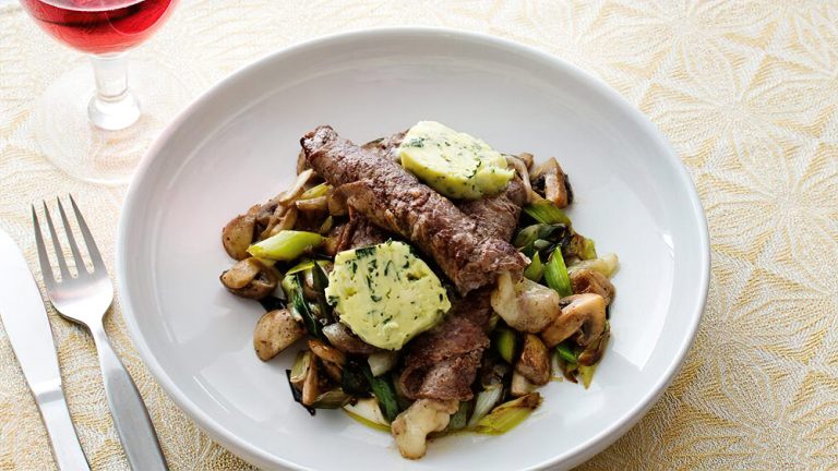 Receta roulades keto de bistec con queso y mantequilla de hierbas
