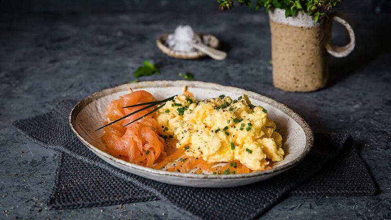 Receta salmón curado keto con huevos revueltos y cebollino