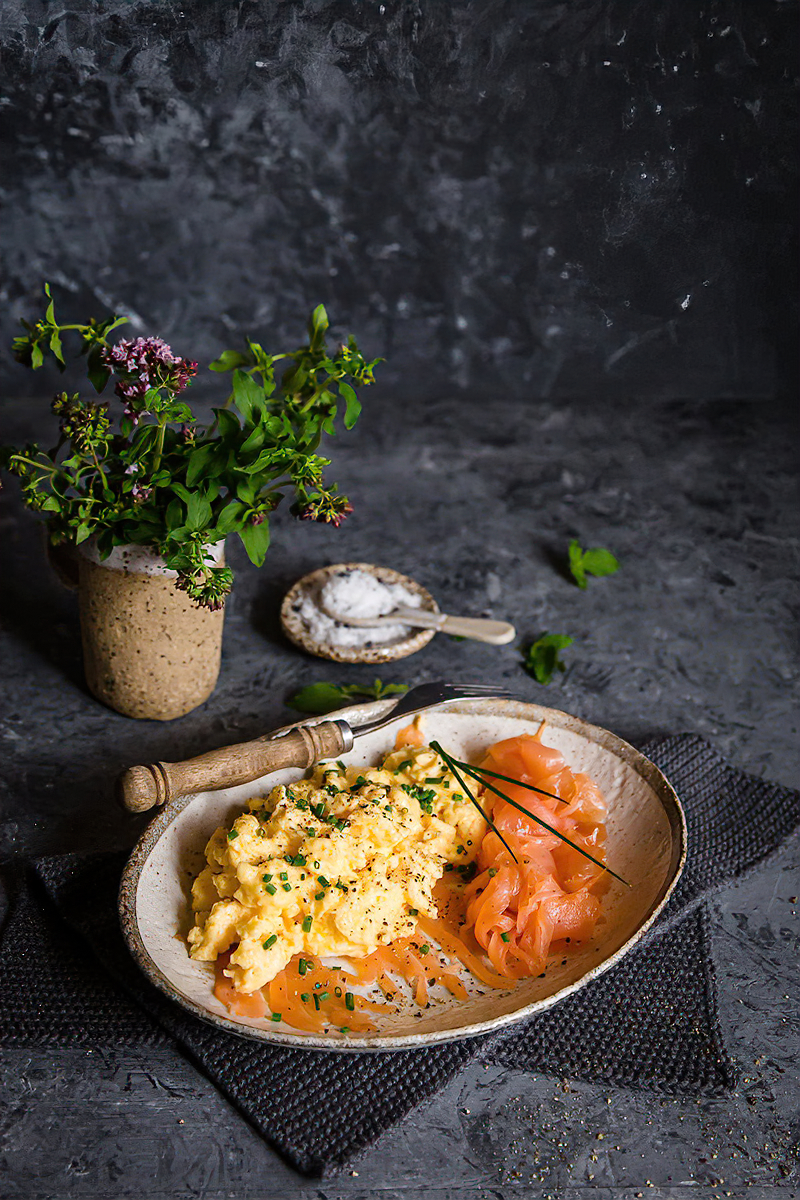 Receta salmón curado keto con huevos revueltos y cebollino
