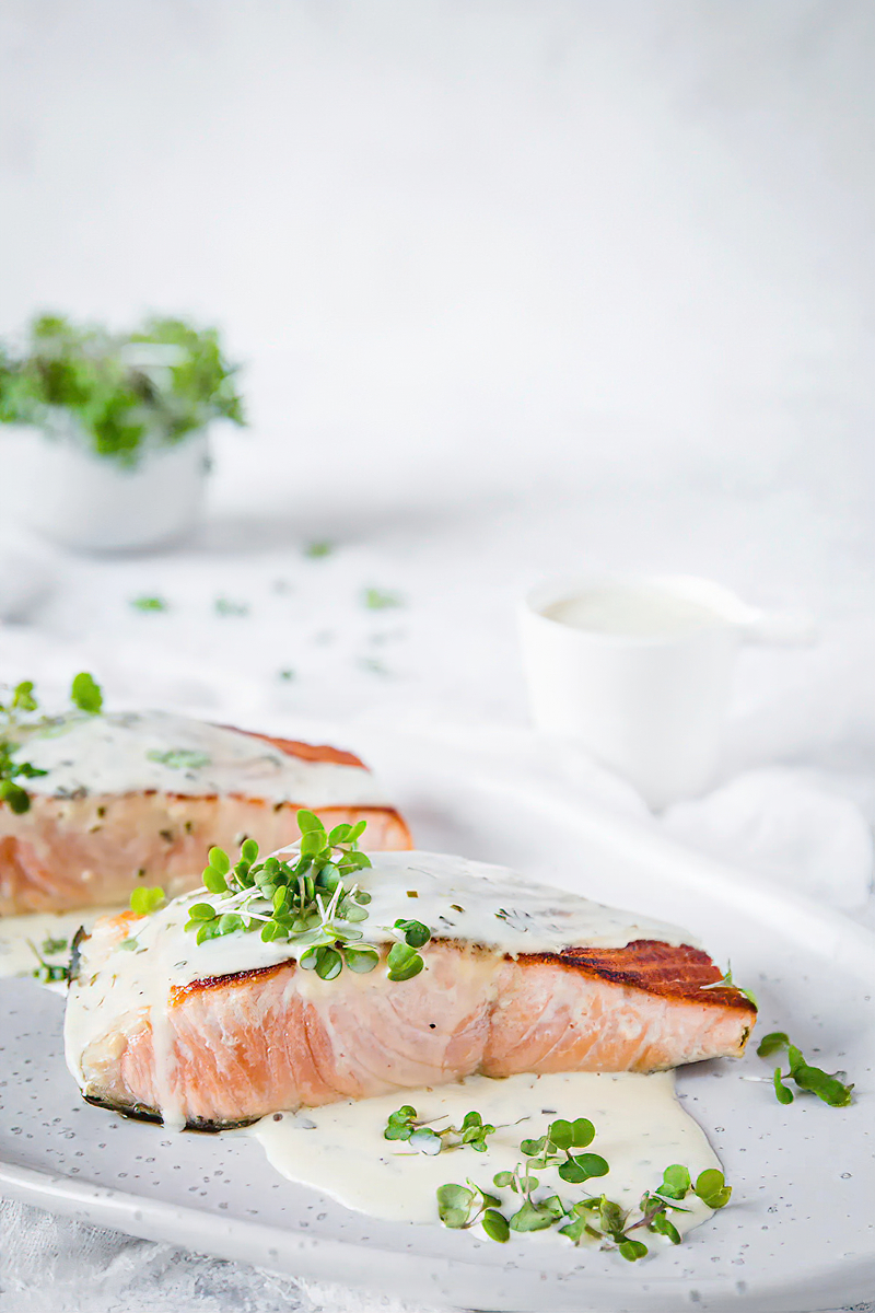 Receta salmón keto braseado con salsa cremosa de limón