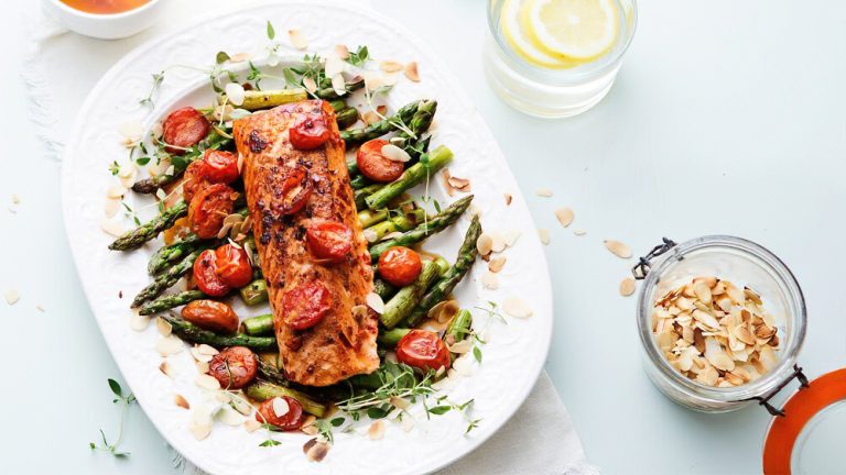 Receta salmón keto con ají, tomate y espárragos