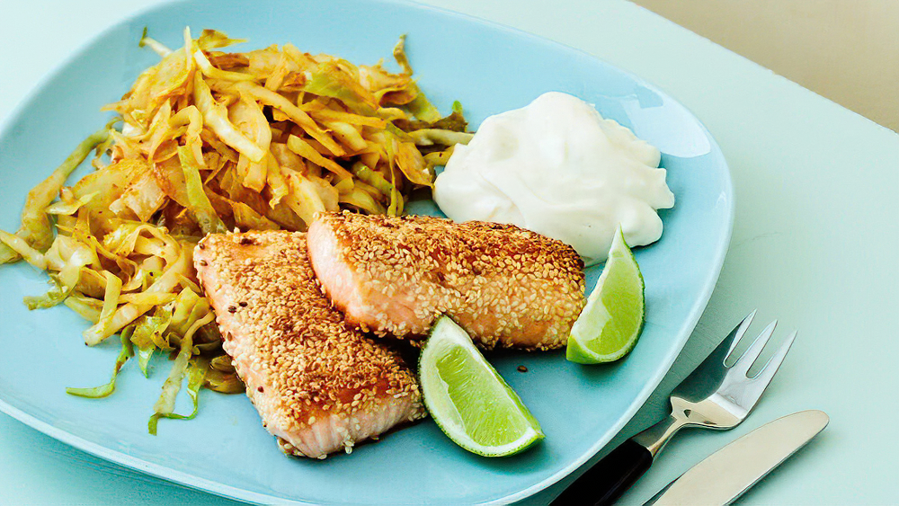 Receta salmón keto con sésamo y repollo al curry tailandés