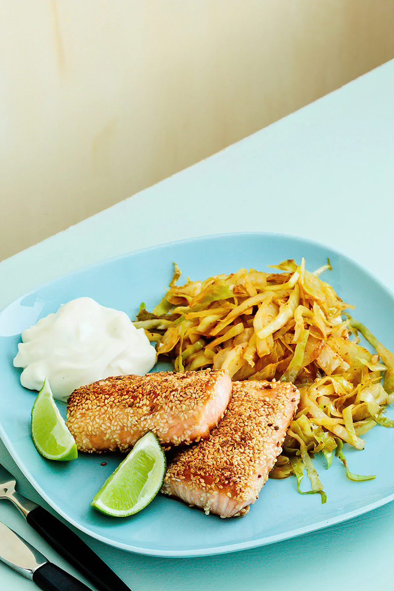 Receta salmón keto con sésamo y repollo al curry tailandés