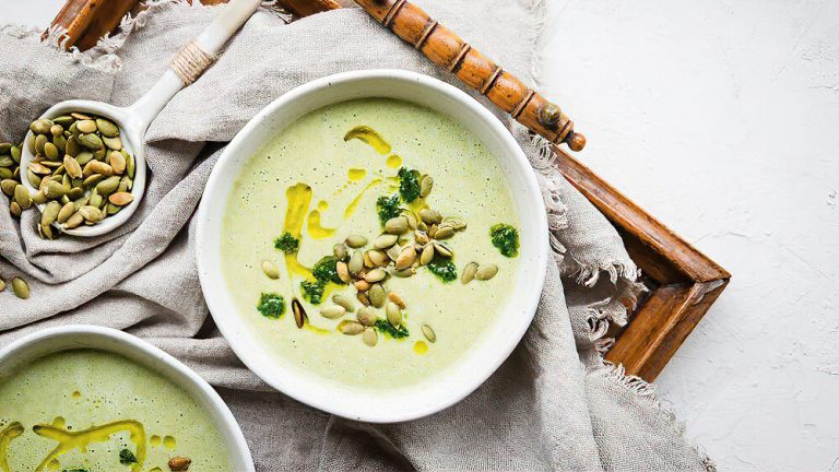 Receta sopa baja en carbos de pollo, col rizada y coliflor