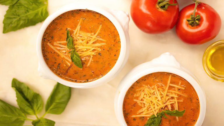 Receta sopa de tomate, albahaca y queso parmesano