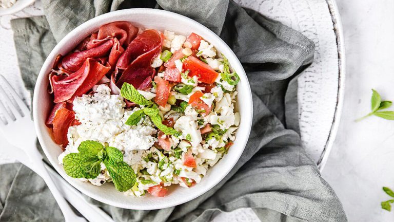 Receta tabule de coliflor con queso feta y jamón curado