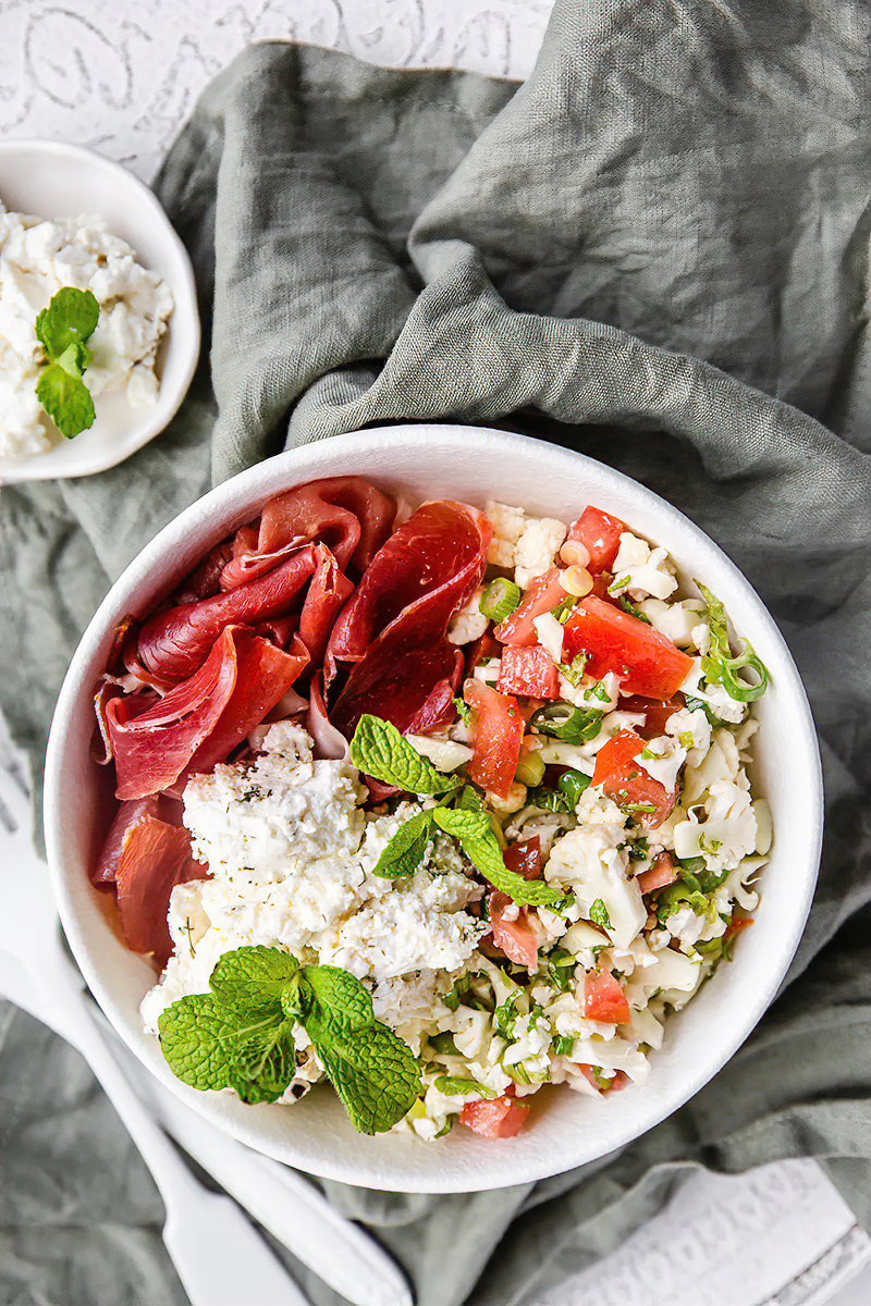 Receta tabule de coliflor con queso feta y jamón curado