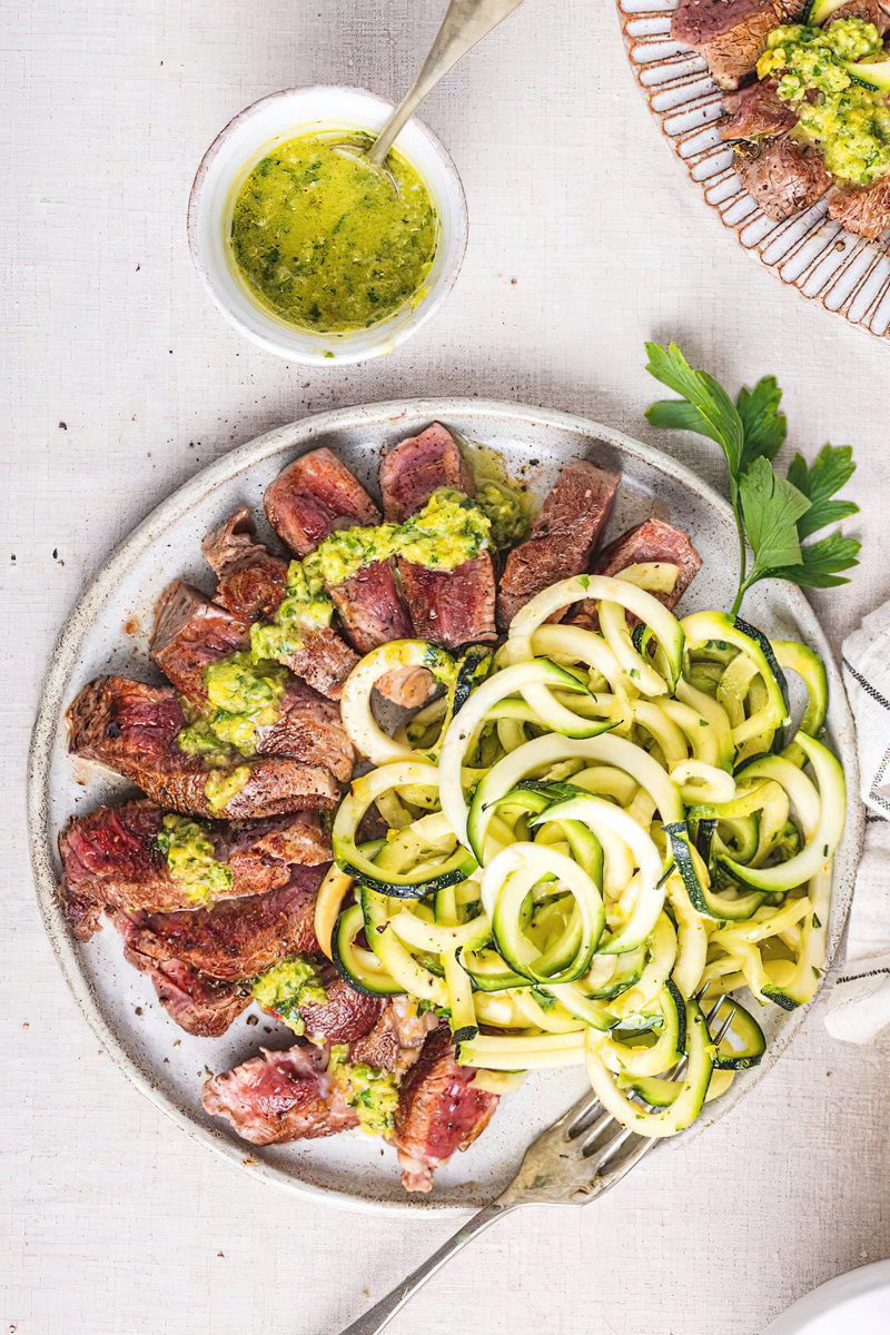 Filete al chimichurri con fideos de calabacín