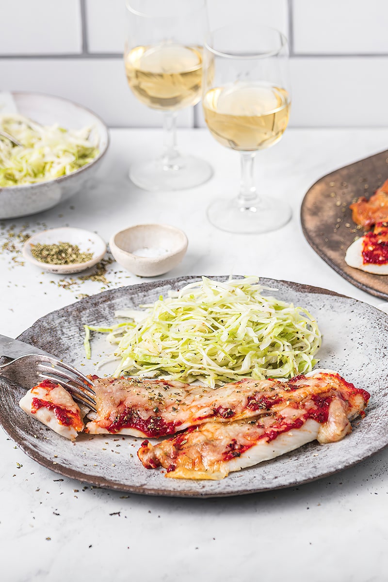 Receta pescado de pizza keto con ensalada de repollo