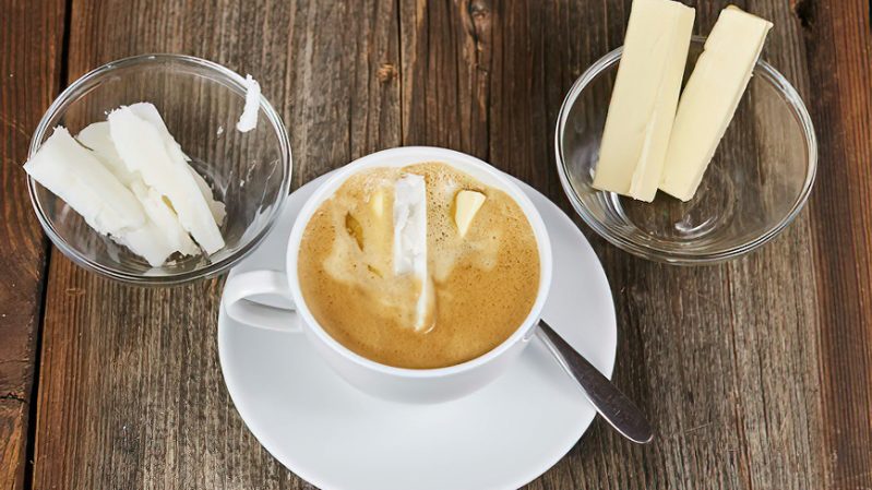 Mezcla la grasa en el café o té